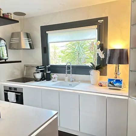 Luxury Rooftop Escape With Jacuzzi & Sacre-coeur View Apartment