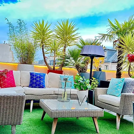 Luxury Rooftop Escape With Jacuzzi & Sacre-coeur View