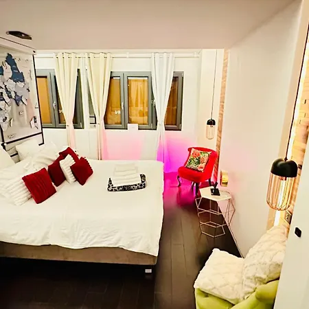Luxury Rooftop Escape With Jacuzzi & Sacre-coeur View