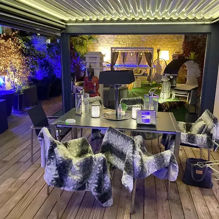 Luxury Rooftop Escape With Jacuzzi & Sacre-coeur View Paryż