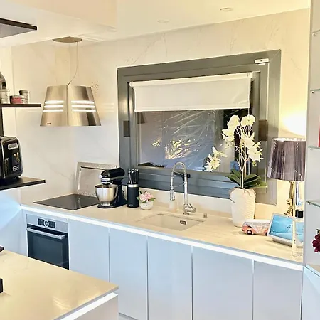 Luxury Rooftop Escape With Jacuzzi & Sacre-coeur View Apartament